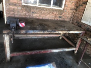 1X VICE GRIP WORKBENCH WITH VICE GRIP