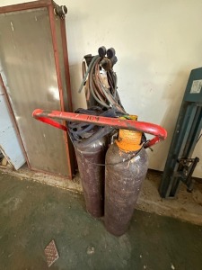 1X GAS BOTTLES ACETYLENE & OXYGEN BOTTLES, FRAME, CUTTING TORCHE & GUAGE. (SELL THE HIRING OF BOTTLES)