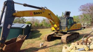 SANY EXCAVATOR 33T WITH BUCKET AND HAMMER FITTING