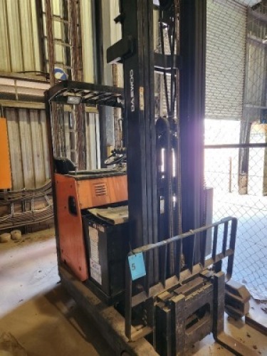 1 - ITEM DOOSAN- REACH TRUCK - SEE DESCRIPTION
