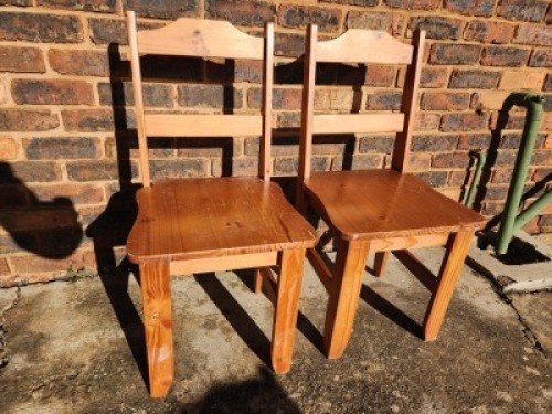 2X PINE CHAIRS D.KLOPPERS