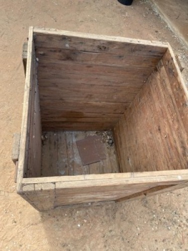 FLOOR ITEM - 1 X Wooden Crate