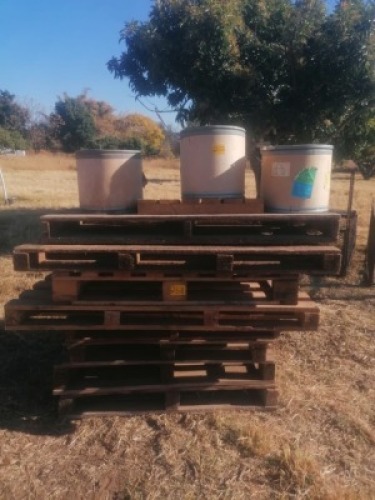 WOOD PALLETS AND WOOD TRESSELS