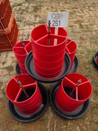 5 X CHICKEN FEEDERS FAR THE BEST (Per animal to take the lot)