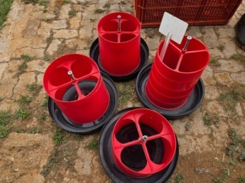4 X CHICKEN FEEDERS FAR THE BEST (Per animal to take the lot)