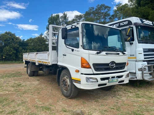1 X Hino super F dropside Bloemfontein onsite