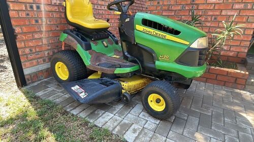 1 X John Deere X120 Auto mower Bloemfotein onsite