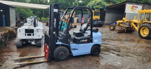 1 X Utilev 2.5 Ton Forklift Parys