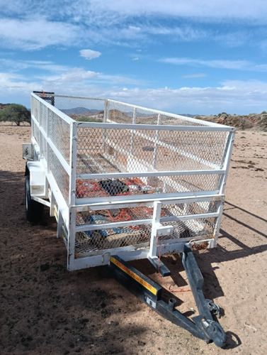 1 X 4M SINGLE AXLE TRAILER WITH LOADING RAMPS? Keimoes