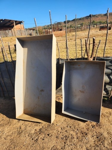 1 X SQUARE PLASTIC SHEEP FEED BINS - 2 Kluyts Livestock Farming