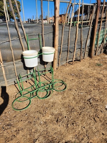 1 X SHEEP WATER AND FEED
HANGING BUCKET - 5
STANDS Kluyts Livestock Farming