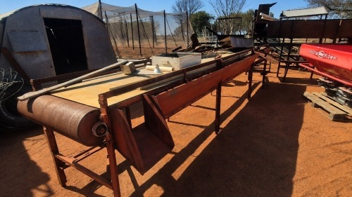 1 X Agricultural produce conveyor table