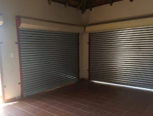 3 X Steel roll up garage doors complete (SLEGS OP KATALOGUS) (Per item to take the lot)