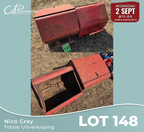 1 X Massey Ferguson korrel kunsmisbakke (x 2) Nico Grey (Per item to take the lot)