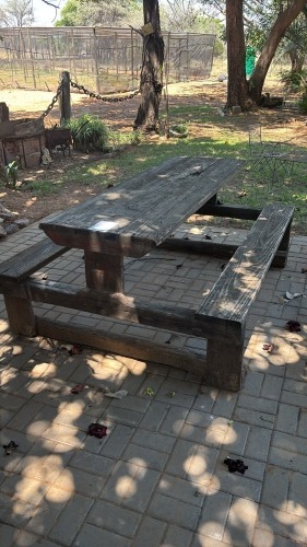 1 X TAFEL EN BANKIE STEL Banie Erasmus