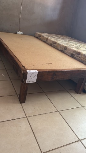 1 X HOUT BED BASIS Banie Erasmus