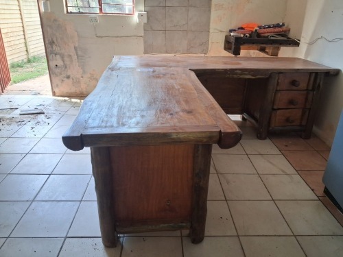 1 X L VORM HOUTTAFEL Banie Erasmus