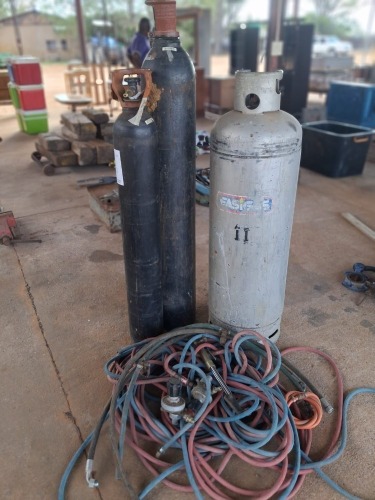 1 X CUTTING TORCH EN GAS BOTTELS Banie Erasmus