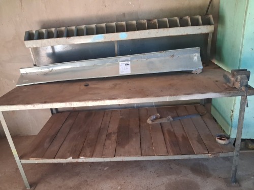 1 X STAAL TAFEL MET BANKSKROEF Banie Erasmus