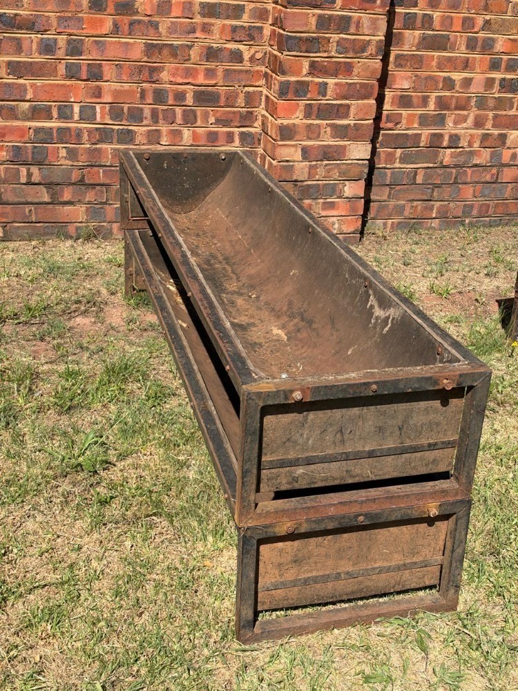 2 X Feeders, steel frame with conveyor, 1.96 m x 0.5 m F2 BOERDERY (Pay ...