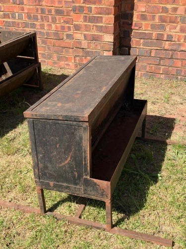 1 X Steel self feeder &plusmn;1 m x 0.4 m F2 BOERDERY
