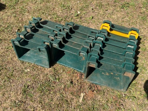 18 X Plastic hanging buckets from Trogtek F2 BOERDERY (Pay per item to take the lot)