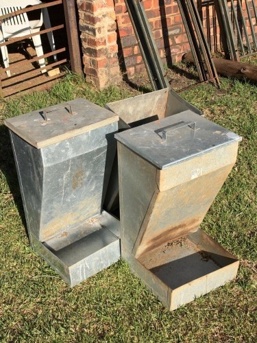 3 X Dog self feeders F2 BOERDERY (Pay per item to take the lot)