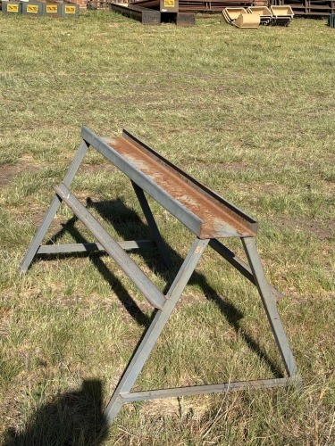 1 X Standing Steel Feeder &ndash; 1.48 m &times; 0.47 m F2 BOERDERY