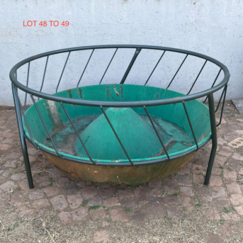 LOT 48 8x Sheep ring feeder with bin (Betaal per stuk om lot te neem)