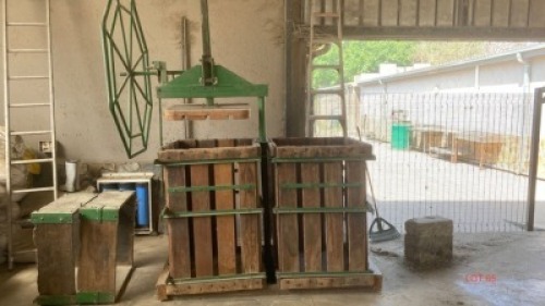 LOT 65 1x Manual wool press