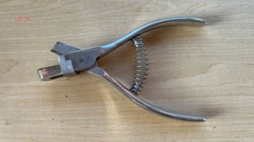 LOT 79 1x V Ear notcher