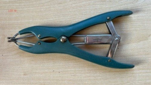 LOT 78 2x Castrator ring applicator (Betaal per stuk om lot te neem)