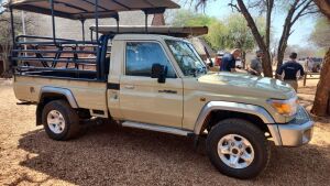 1X Land Cruiser Single Cab met tralies plus dak