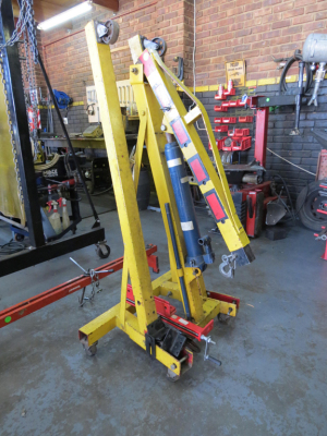 1 X ENGINE CRANE MOBILE & 1 X 1 ENIGINE CRANE LEVELLING