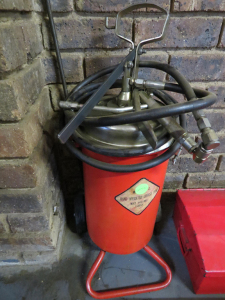 1 X HAND OPERATED GREASE PUMP