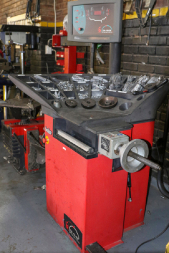 1 X BALCO 948 WHEEL BALANCING MACHINE COMPLETE WITH DOLLY'S AND WEIGHTS