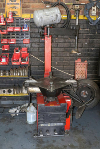 1 X TYRE REMOVING MACHINE