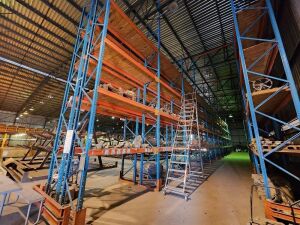 1 Item - Shelving Warehouse heavy duty, 36m long x ,95m wide x 6m high.4 shelf structure. Pallets included